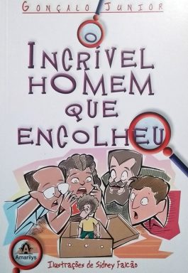 Homem vestido com fantasia de drácula para o halloween, olhando para um  crânio humano. homem com dentes de vampiro. homem assustador com fantasia  de halloween.